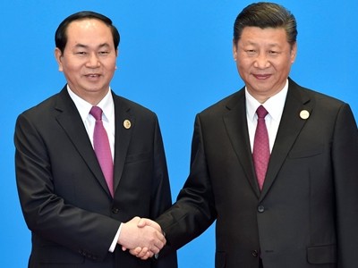 Chủ tịch nước Trần Đại Quang bắt tay Chủ tịch Trung Quốc Tập Cận Bình ngày 15/5. Ảnh: Reuters.