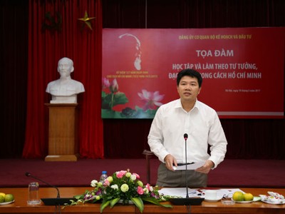 Đồng chí Mai Ngọc Bích, Vụ trưởng, Phó Bí thư thường trực Đảng ủy cơ quan Bộ Kế hoạch và Đầu tư phát biểu tại Hội nghị