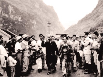 Bác Hồ thăm Nhà máy Thiếc Tĩnh Túc ở Cao Bằng năm 1958. Ảnh: TTXVN