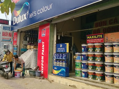  Thị trường sơn hiện có nhiều sản phẩm khác nhau, từ các hãng lớn, tới các hãng nhỏ. Ảnh: Việt Dũng