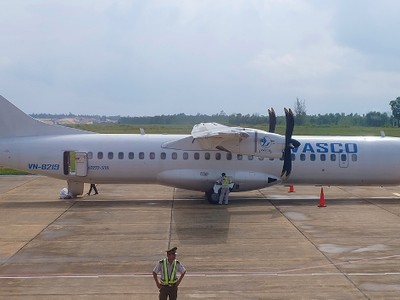 Tàu bay ATR72 của VASCO đậu tại sân bay Đồng Hới, chuẩn bị bay đi Hà Nội.
