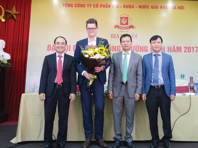 Thành viên Hội đồng quản trị và Ban kiểm soát Habeco chúc mừng ông Soren Ravn trúng cử thành viên Hội đồng quản trị