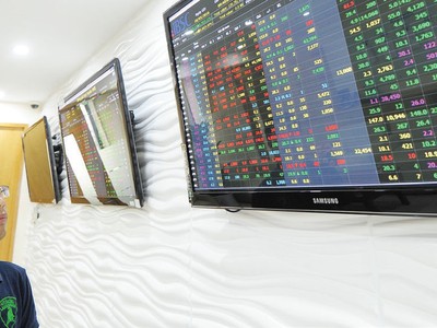 Tham gia vào cổ phiếu bất động sản hiện tại có rủi ro?