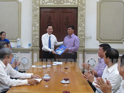 Phó Chủ tịch Thường trực UBND TPHCM Lê Thanh Liêm (bìa trái) trao quyết định bổ nhiệm cho ông Trần Công Thanh. 