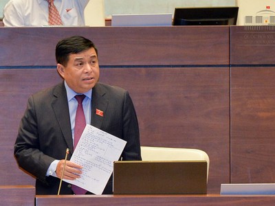 Bộ trưởng Kế hoạch và Đầu tư Nguyễn Chí Dũng trao đổi về Dự thảo Luật Hỗ trợ doanh nghiệp nhỏ và vừa (DNNVV) tại Quốc hội