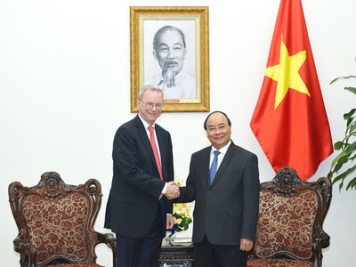 Thủ tướng Nguyễn Xuân Phúc tiếp Chủ tịch điều hành Tập đoàn Alphabet Eric Schmidt
