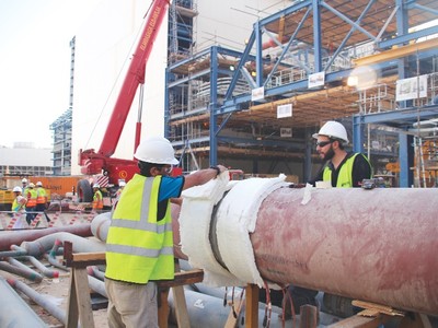 Trong tiết trời nắng nóng của sa mạc, luôn có khoảng 20.000 lao động làm việc liên tục trên các công trường