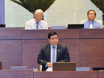 Bộ trưởng Bộ Kế hoạch và Đầu tư Nguyễn Chí Dũng trả lời chất vấn tại Quốc hội 