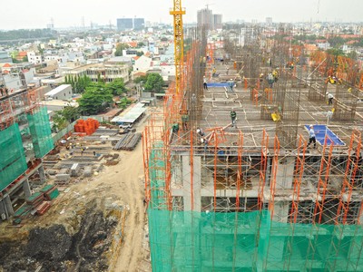 Việc xây dựng, sửa chữa nhà thời bão giá vật liệu luôn làm cho chủ thầu xây dựng và người dân đau đầu. Ảnh: Nam Uyên