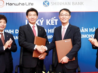 Ông Back Jong Kook (thứ hai từ trái sang) bắt tay đại diện của Ngân hàng Shinhan bank tại buổi lễ ký kết hợp tác chiến lược ngày 12/6/2017