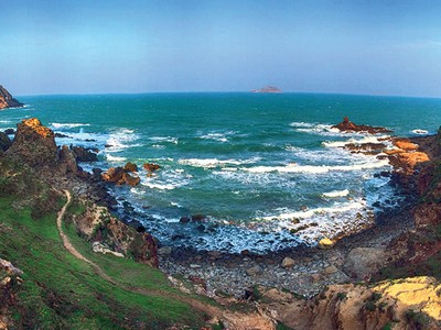 Eo Gió, ​bình yên ở nơi sóng vờn chân núi