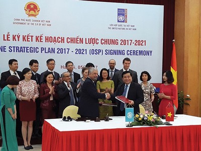 Bộ trưởng Bộ Kế hoạch và Đầu tư Nguyễn Chí Dũng và Điều phối viên UN tại Việt Nam, ông Kamal Malhotra tại Lễ ký kết