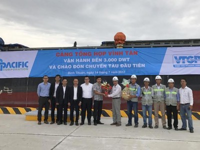 Ban lãnh đạo Công ty cổ phần Cảng tổng hợp Vĩnh Tân tặng hoa cho chủ tàu đầu tiên