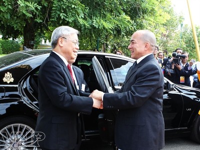 Quốc vương Campuchia Norodom Sihamoni đón Tổng Bí thư Nguyễn Phú Trọng trong chuyến thăm Campuchia của Tổng Bí thư tháng 12/2011 (Ảnh: TTXVN)