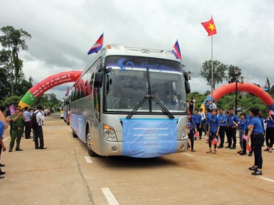 Lễ thông xe tại cặp cửa khẩu Lệ Thanh, Gia Lai (Việt Nam) - Oyadav, tỉnh Ratanakiri (Vương quốc Campuchia). Ảnh: Chí Dũng