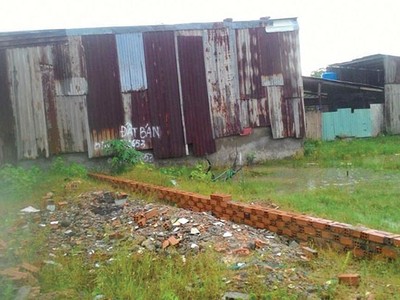 Một khu nhà tạm bợ tại huyện Bình Chánh. Ảnh: Lê Thắng