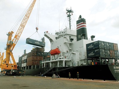 Theo luật Việt Nam, phải nộp vận đơn khi nhận hàng, người có tên trong vận đơn đích danh là người nhận hàng hợp pháp