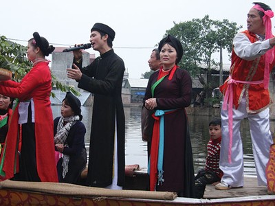 Câu quan họ chao nghiêng vì đâu?