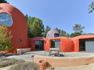 Ngôi nhà kỳ quặc có giá 2,8 triệu USD, lọt giữa khu nhà giàu nước Mỹ