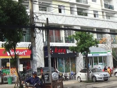 Tầng trệt của Chung cư Khang Gia Tân Hưng được chủ đầu tư chia làm nhiều ki ốt khác nhau để cho thuê. Ảnh: Việt Dũng