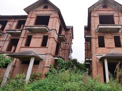 Tình trạng đầu cơ trên thị trường bất động sản tạo ra nhiều khu đô thị ma. Ảnh: Dũng Minh 