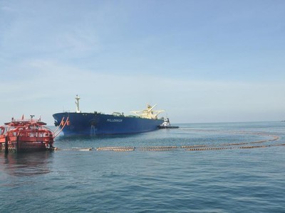 Tàu Milenium neo đậu ngoài biển Nghi Sơn (Thanh Hóa)