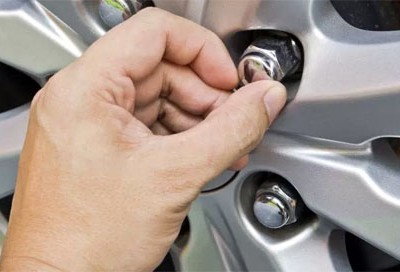 Đai ốc bánh xe trên hàng loạt mẫu Ford ở Mỹ bị cho có thể nở và vỡ tách gây khó khăn trong việc tháo vành và thay lốp. Ảnh: Driving.