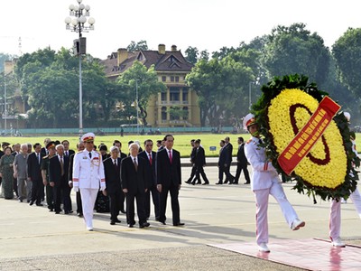 Đoàn đại biểu lãnh đạo Đảng, Nhà nước vào lăng viếng Chủ tịch Hồ Chí Minh. Ảnh: VGP/Nhật Bắc