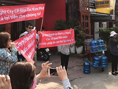 Rất đông khách hàng "bao vây" Công ty Kim Phát tố công ty này lừa đảo