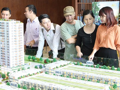 Nhiều chủ đầu tư tung chính sách khuyến mãi khủng để giành khách hàng trong bối cảnh nguồn cung ngày càng lớn. Ảnh: Gia Huy