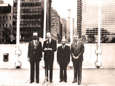 Ngày 20/9/1977, Việt Nam trở thành thành viên chính thức của Liên hợp quốc. Trong ảnh: Phó thủ tướng, Bộ trưởng Ngoại giao Nguyễn Duy Trinh (thứ hai, từ phải sang) dự lễ kéo cờ Việt Nam tại trụ sở Liên hợp quốc. Ảnh: Tư Liệu