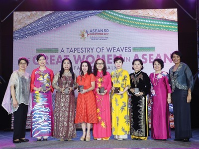 Bà Lê Thu Thủy (giữa) nhận giải Doanh nhân nữ tiêu biểu ASEAN