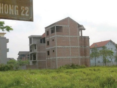Tình trạng đầu cơ khiến nhiều dự án trở thành khu đô thị ma, gây lãng phí tài nguyên đất và mất mỹ quan đô thị 