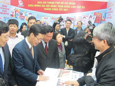 Ông Võ Văn Thưởng, Ủy viên Bộ Chính trị, Trưởng Ban Tuyên giáo Trung ương (ngoài cùng bên trái) thăm quan gian trưng bày báo chí của Báo Đầu tư 