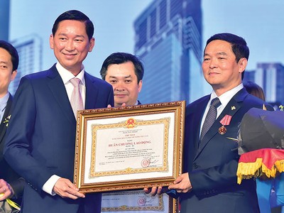 Xây dựng Hòa Bình nhận Huân chương Lao động hạng Nhì