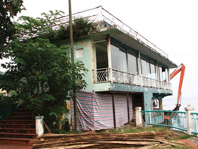 Nhà Thủy phi cơ hiện đang bị bỏ hoang, ngược hẳn với thông tin chủ mới của Hãng phim công bố. Ảnh: Nguyễn Thành