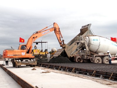 Thi công hạng mục sân đỗ Cảng hàng không Quảng Ninh - Ảnh: Báo Quảng Ninh