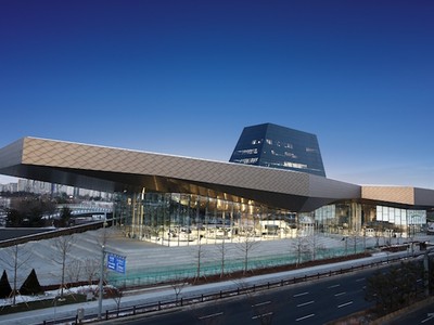 Hyundai Motorstudio tại Goyang, Hàn Quốc, mang lại trải nghiệm thương hiệu có tính tương tác và giao tiếp trực tiếp với khách hàng thông qua các chủ đề sáng tạo và công nghệ tương lai