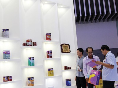 Các hãng sơn nội ngày càng chú trọng đến chất lượng, màu sắc và marketing để giành thị phần. Ảnh: Việt Dũng