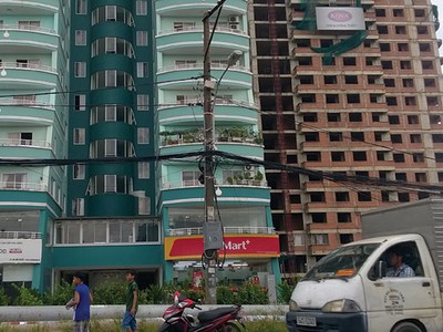 Sau 10 năm mở bán, hiện Dự án Cao ốc xanh mới chỉ xong block C, còn 2 block còn lại vẫn phơi sương, phơi nắng. Ảnh: Nguyễn Thành