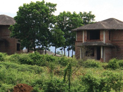 Nhiều biệt thự bỏ hoang của Dự án Green Villas. Ảnh: Nguyễn Thành