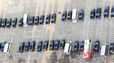 Xe phục vụ APEC Đà Nẵng tại bãi đỗ xe cảng cũ sông Hàn. Ảnh: Hà Minh