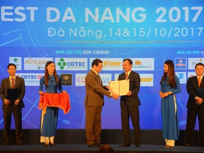 Chủ tịch UBND thành phố Đà Nẵng Huỳnh Đức Thơ trao quyết định chủ trương đầu tư cho nhà đầu tư tại Diễn đàn Đầu tư Đà Nẵng