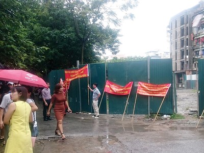 Khách hàng đến khu đất dự kiến xây dựng dự án phản ứng với chủ đầu tư và Công ty Quân Thư.