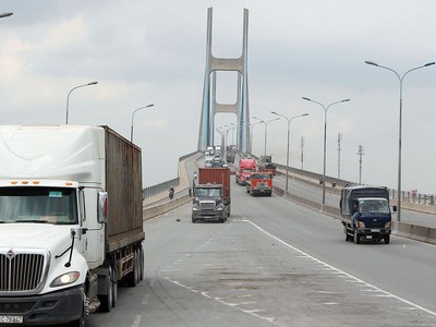 Cầu Phú Mỹ giúp kết nối Khu đô thị mới Thủ Thiêm và Khu đô thị Phú Mỹ Hưng, nhưng cũng là nỗi khiếp đảm của người tham gia giao thông bởi số lượng xe tải lặng lưu thông quá lớn