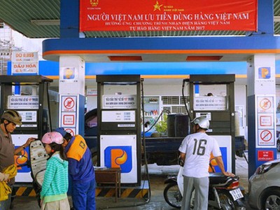 Thị trường bán lẻ xăng dầu đã được mở cửa cho các doanh nghiệp ngoại, để giữ chân người tiêu dùng doanh nghiệp nội không thể chỉ trông chờ vào... khẩu hiệu, biểu ngữ