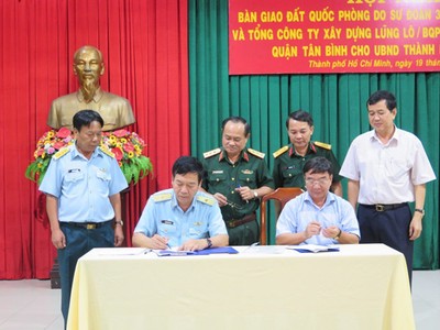 Lễ ký kết buổi bàn giao đất có sự chứng kiến của thượng tướng Nguyễn Phương Nam (hàng đứng, thứ 2 từ trái qua)