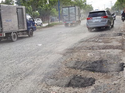 Đường Trần Văn Giàu mới đưa vào sử dụng từ cuối năm 2015 đã xuống cấp nghiêm trọng