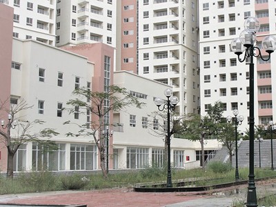 Những tòa nhà tái định cư tại quận 2 đang trong cảnh hoang tàn và xuống cấp nghiêm trọng vì không có người ở. Ảnh: Gia Huy 