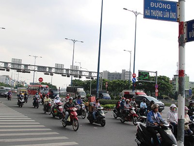 Đường Võ Văn Kiệt, hay còn được gọi là Đại lộ Đông Tây bởi nó là tuyến đường xương sống kết nối từ Đông sang Tây TP.HCM